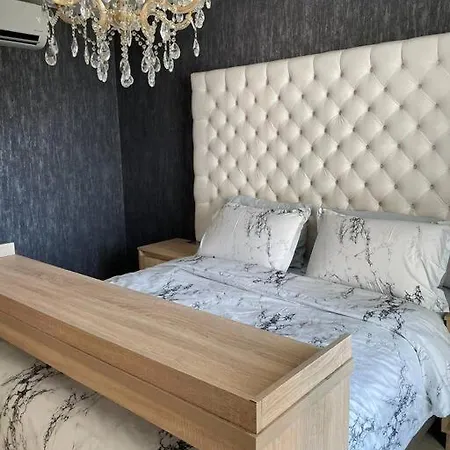 3 Bedroom/ 3 Bath Perfect For American Comfort Apartamento
